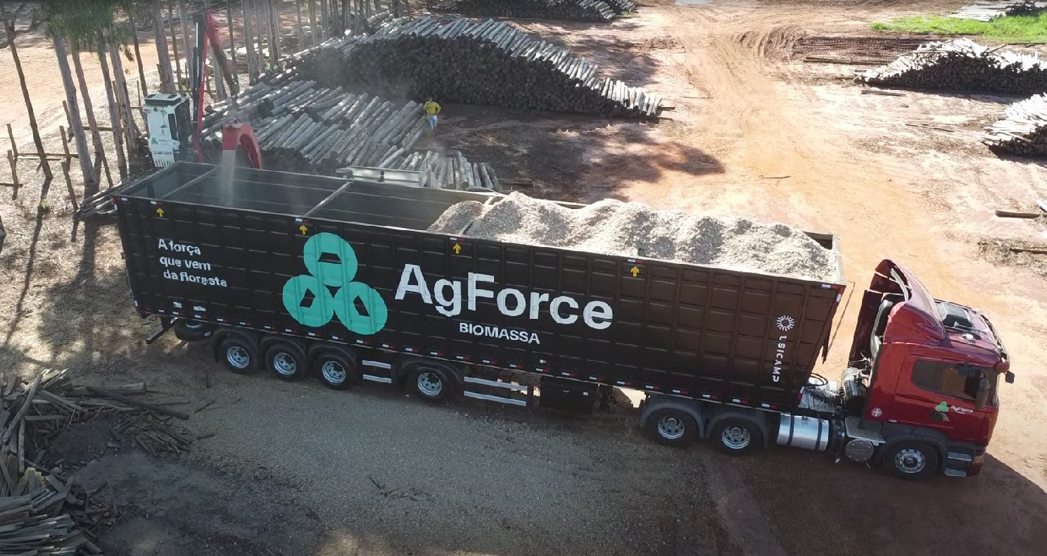 Caminhão da frota própria AgForce para transporte de biomassa